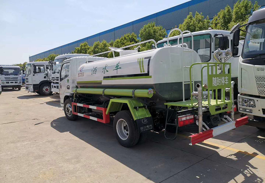 東風(fēng)多利卡5方灑水車(chē)后方展示圖