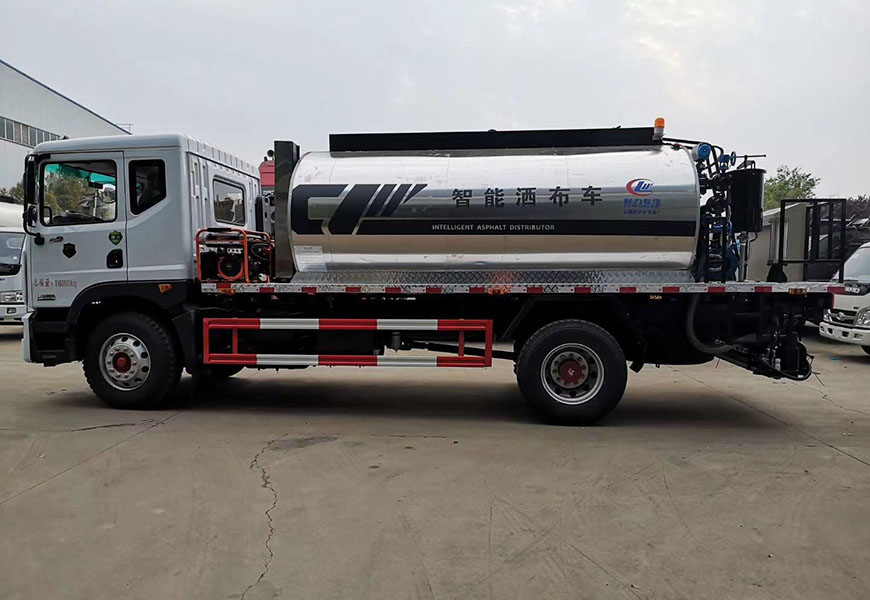 東風(fēng)D9瀝青灑布車(chē)后方圖